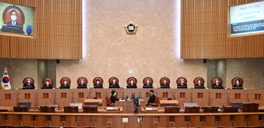 대법 &quot;아이 복리에 부합하면 조부모가 손자녀 입양 가능&quot;      (서울=연합뉴스) 조부모가 손자ㆍ손녀를 일반 입양의 형태로 입양할 수 있다는 대법원의 판단이 나왔다. 대법원 전원합의체(주심 김재형 대법관)는 23일 A씨 부부가 외손자를 입양하겠다며 낸 미성년자 입양 허가 청구소송 상고심에서 입양을 불허한 원심을 파기하고 사건을 울산지법으로 이송했다. 사진은 이날 김명수 대법원장과 대법관들이 서울 서초구 대법원 대법정에서 열린 전원합의체 선고를 위해 착석한 모습. 2021.12.23   [대법원 제공. 재판매 및 DB금지]      jjaeck9@yna.co.kr  (끝)